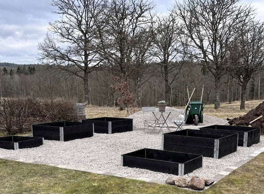 Kundprojekt: Vårkänslor och odlingsdrömmar med svarta pallkragar